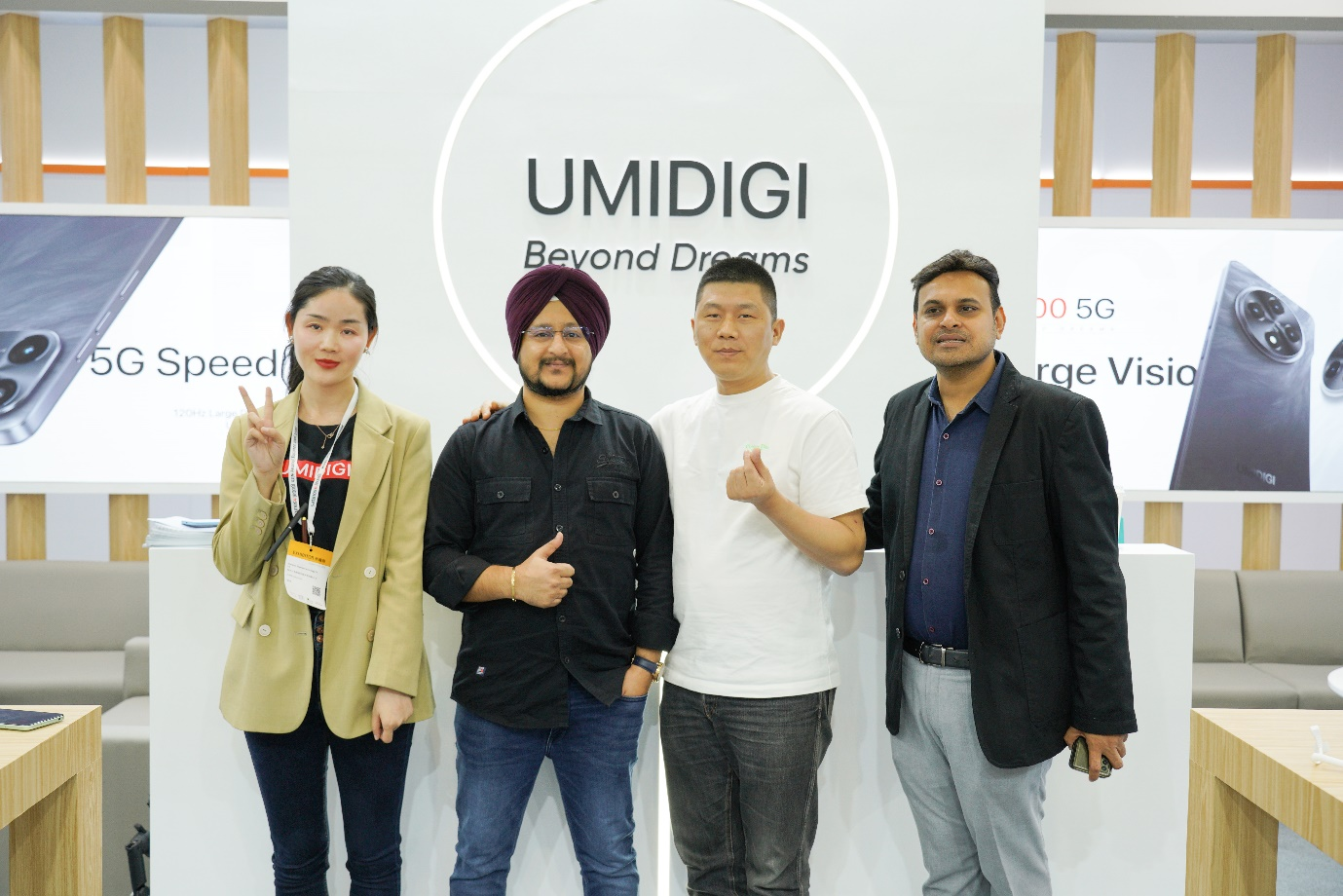 Picture of UMIDIGI CEO Mr. Zhang and customers